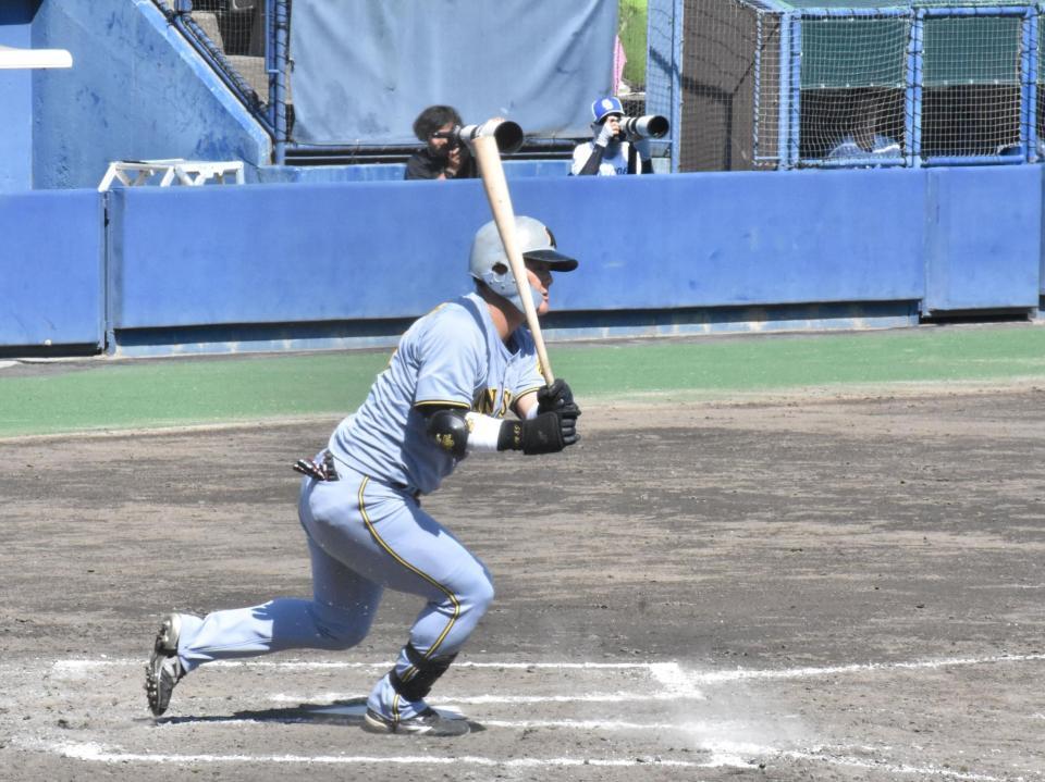 　６回に右前打を放った前川