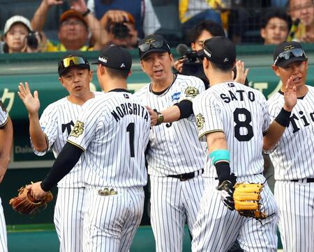 　ナインを迎える藤川監督（撮影・山口登）