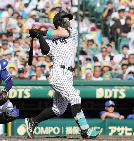 　３回、右中間に３７号２ランを放つ佐藤輝（撮影・北村雅宏）