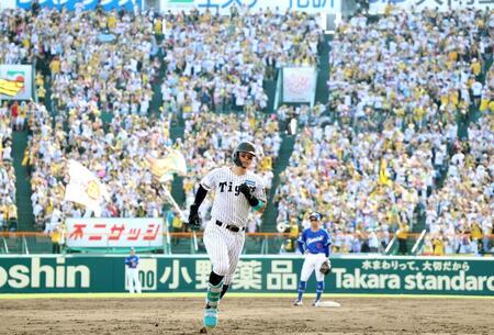 　５回、２打席連続で２ランを放った佐藤輝はスタンドの歓声を背にダイヤモンドを回る（撮影・田中太一）