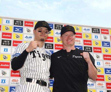 　お立ち台でポーズを決める佐藤輝とネルソン（右）＝撮影・北村雅宏