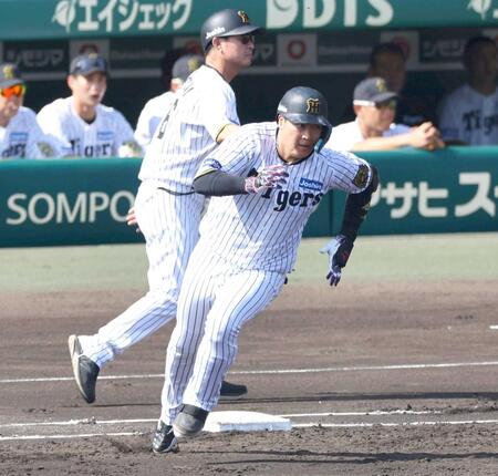 　１回、適時二塁打を放ち、一塁を回る大山（撮影・山口登）