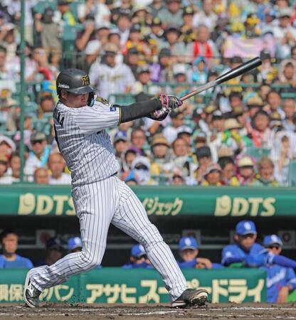 　１回、適時二塁打を放つ大山（撮影・北村雅宏）