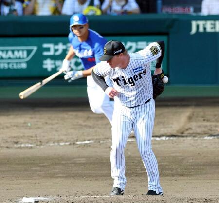 　５回、代打川越の打球を背面からグラブを出して止めるネルソン（撮影・山口登）