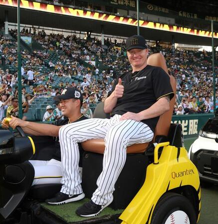 　２勝目を挙げ、サムアップポーズをとるネルソン（撮影・北村雅宏）