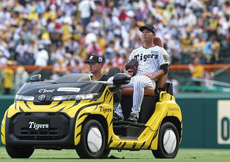 　８回、リリーフカーでマウンドへ向かう畠（撮影・北村雅宏）