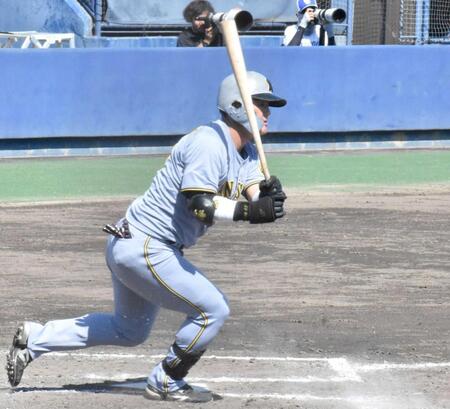 　６回、右前打を放つ前川