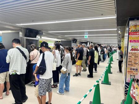 　優勝記念グッズの受け渡しに列を作る阪神ファン