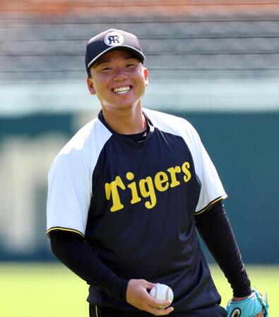 　練習中、笑顔を見せる村上（撮影・山口登）