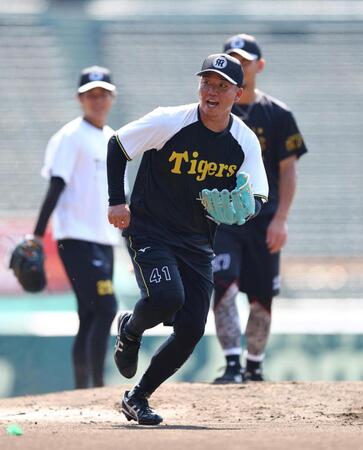 　ノックの打球を追う村上（撮影・山口登）