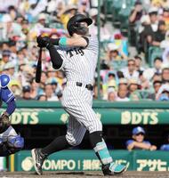 　３回、右中間に３７号２ランを放つ佐藤輝（撮影・北村雅宏）