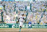 　５回、２打席連続で２ランを放った佐藤輝はスタンドの歓声を背にダイヤモンドを回る（撮影・田中太一）
