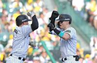 　５回、２ランを放ち、森下とタッチを交わす佐藤輝（右）＝撮影・北村雅宏