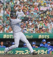 　１回、適時二塁打を放つ大山（撮影・北村雅宏）