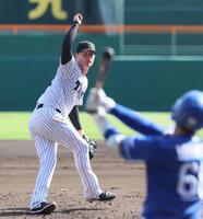 　２回、山本を中飛に打ち取るネルソン（撮影・立川洋一郎）