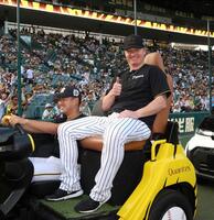 　２勝目を挙げ、サムアップポーズをとるネルソン（撮影・北村雅宏）