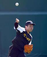 　キャッチボールする石井（撮影・山口登）