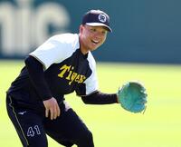 　キャッチボールする村上（撮影・山口登）