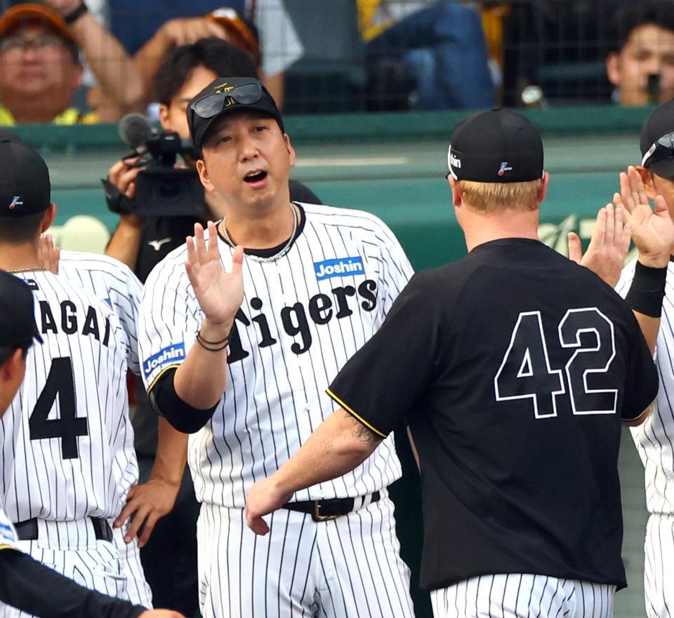 　２勝目を飾ったネルソンとタッチする藤川監督（撮影・山口登）