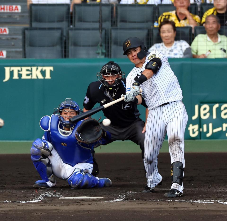 　８回、左前打を放つ小野寺（捕手・石伊）＝撮影・山口登