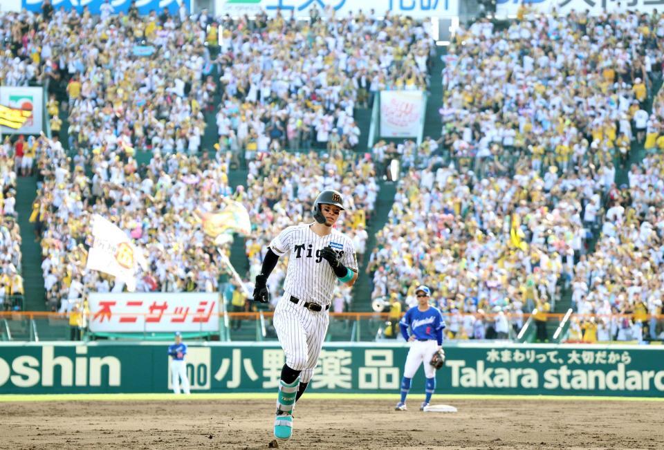 　５回、２打席連続で２ランを放った佐藤輝はスタンドの歓声を背にダイヤモンドを回る（撮影・田中太一）