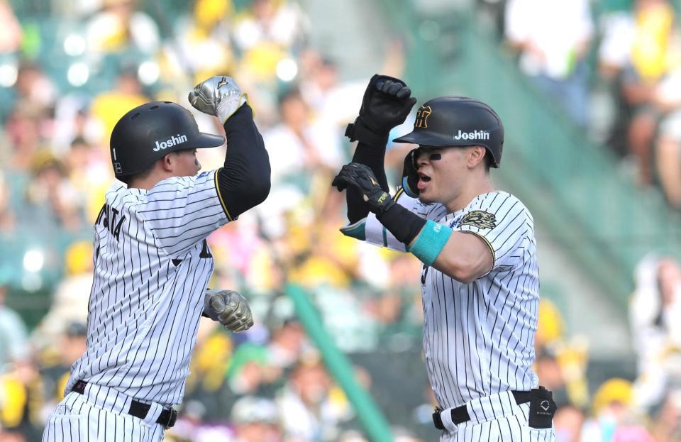 　５回、２ランを放ち、森下とタッチを交わす佐藤輝（右）＝撮影・北村雅宏