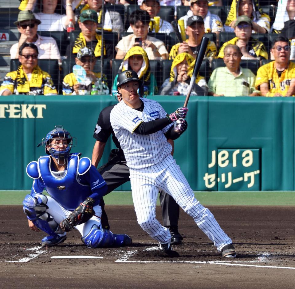 　１回、左越えに適時二塁打を放つ大山（撮影・山口登）