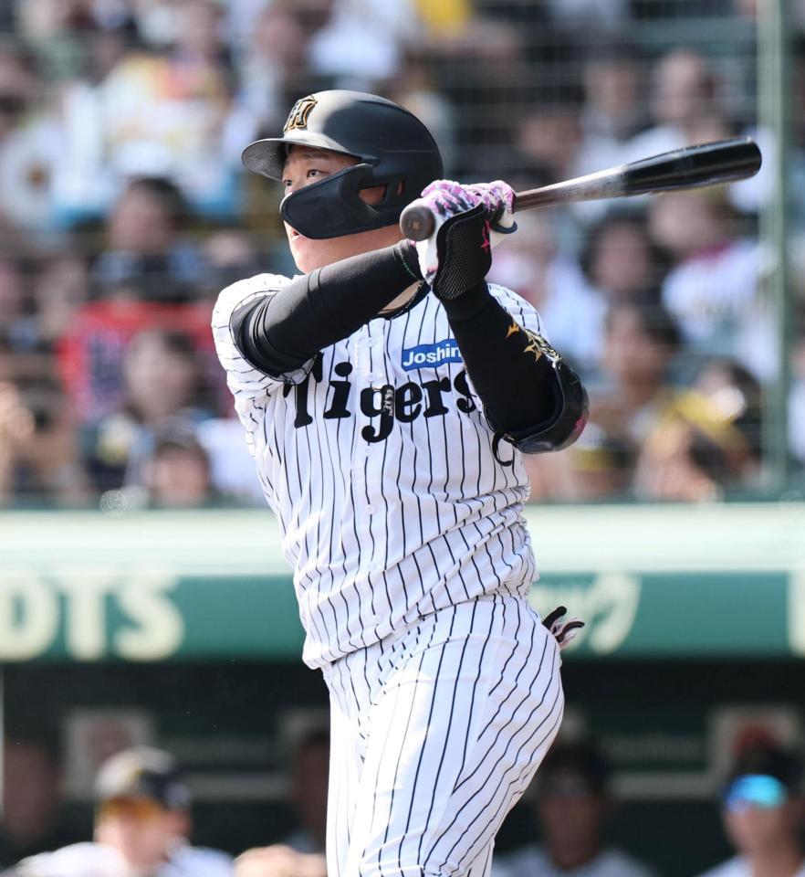 　１回、適時二塁打を放つ大山（撮影・田中太一）