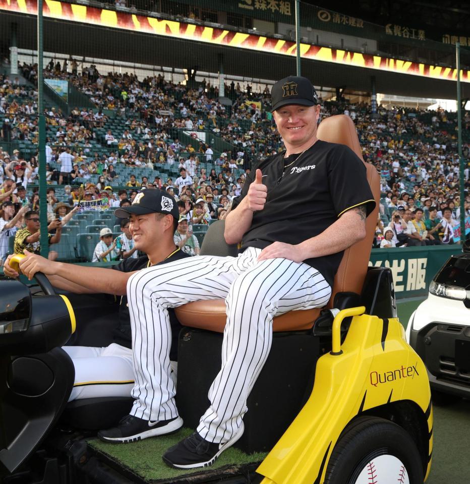 　２勝目を挙げ、サムアップポーズをとるネルソン（撮影・北村雅宏）