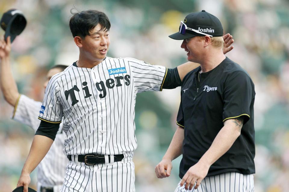 　２勝目を挙げたネルソン（右）をねぎらう畠（撮影・北村雅宏）