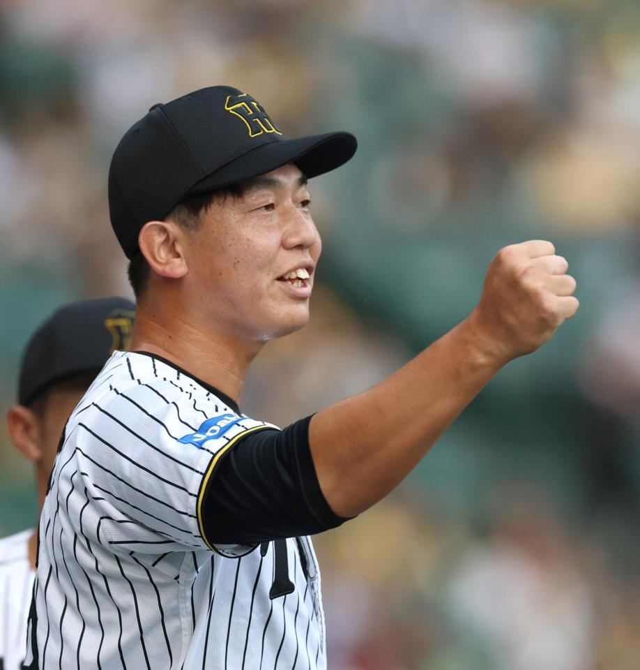 　８回、無失点に抑えて野手陣を迎える畠（撮影・北村雅宏）
