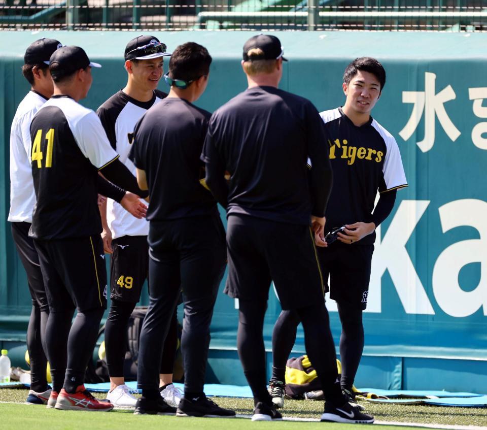 　投手指名練習に参加する石井（右）＝撮影・山口登