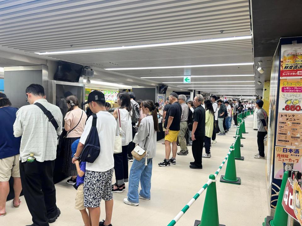 　優勝記念グッズの受け渡しに列を作る阪神ファン