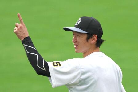 　練習中に空を指さす近本（撮影・北村雅宏）