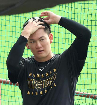 　髪をかき上げる及川（撮影・北村雅宏）