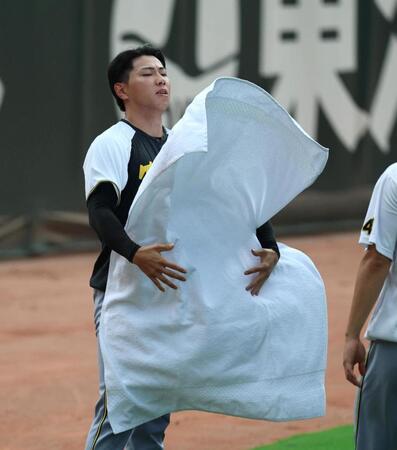 　バスタオルをたたむ工藤（撮影・北村雅宏）