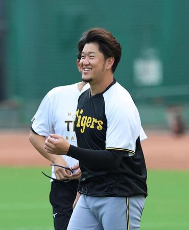 　練習中に笑顔を見せる岩貞（撮影・北村雅宏）