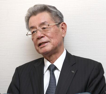 　取材に応じる阪神・秦雅夫オーナー（撮影・佐々木彰尚）