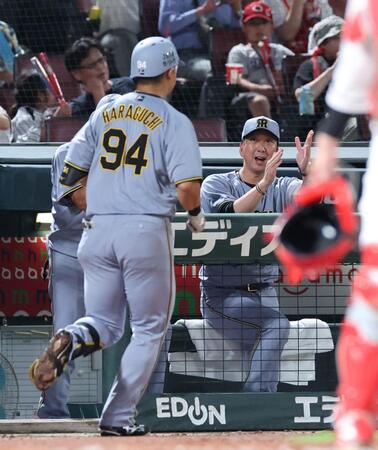 　６回、遊ゴロで１点を奪う打撃をした原口を出迎える藤川監督（撮影・市尻達拡）