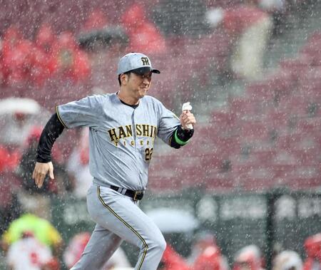 　メンバー表の確認後、走ってベンチへ戻る藤川監督（撮影・田中太一）