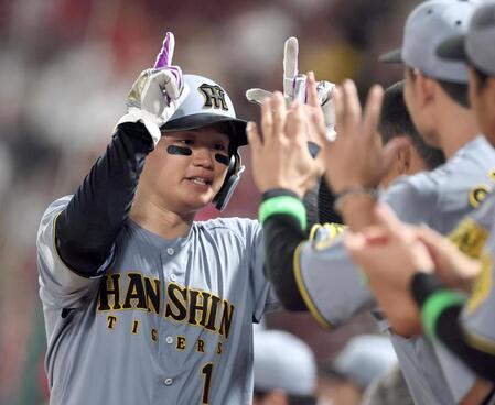 　６回、生還した森下はナインとタッチを交わす（撮影・田中太一）