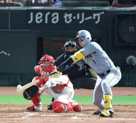 　３回、先制となる適時打を放つ森下（撮影・北村雅宏）