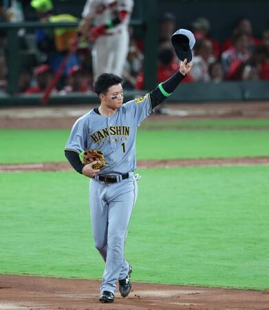 　３回、先制適時打を放ち、ファンの声援に応える森下（撮影・北村雅宏）