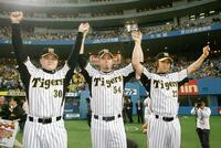 　ＪＦＫの３人（左から久保田、ウィリアムス、藤川）