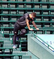 　観客席でトレーニングする岩崎（撮影・山口登）