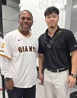 　１３日の巨人戦後に記念撮影する佐藤輝（右）とタフィ・ローズ氏（日本プロ野球外国人ＯＢ選手会提供）