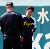 　練習前、笑顔を見せる石井（撮影・山口登）