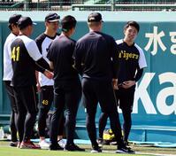 　投手指名練習に参加する石井（右）＝撮影・山口登