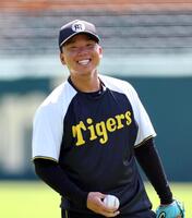 　練習中、笑顔を見せる村上（撮影・山口登）