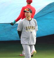 　練習を見守る藤川監督（撮影・北村雅宏）